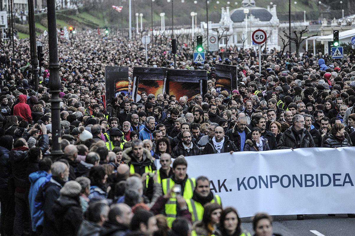 Milaka lagunek egin zuten bat atzo Donostian Giza eskubideak. Bakea. Konponbidea lelopean egindako manifestazioarekin. JAGOBA MANTEROLA / ARGAZKI PRESS.