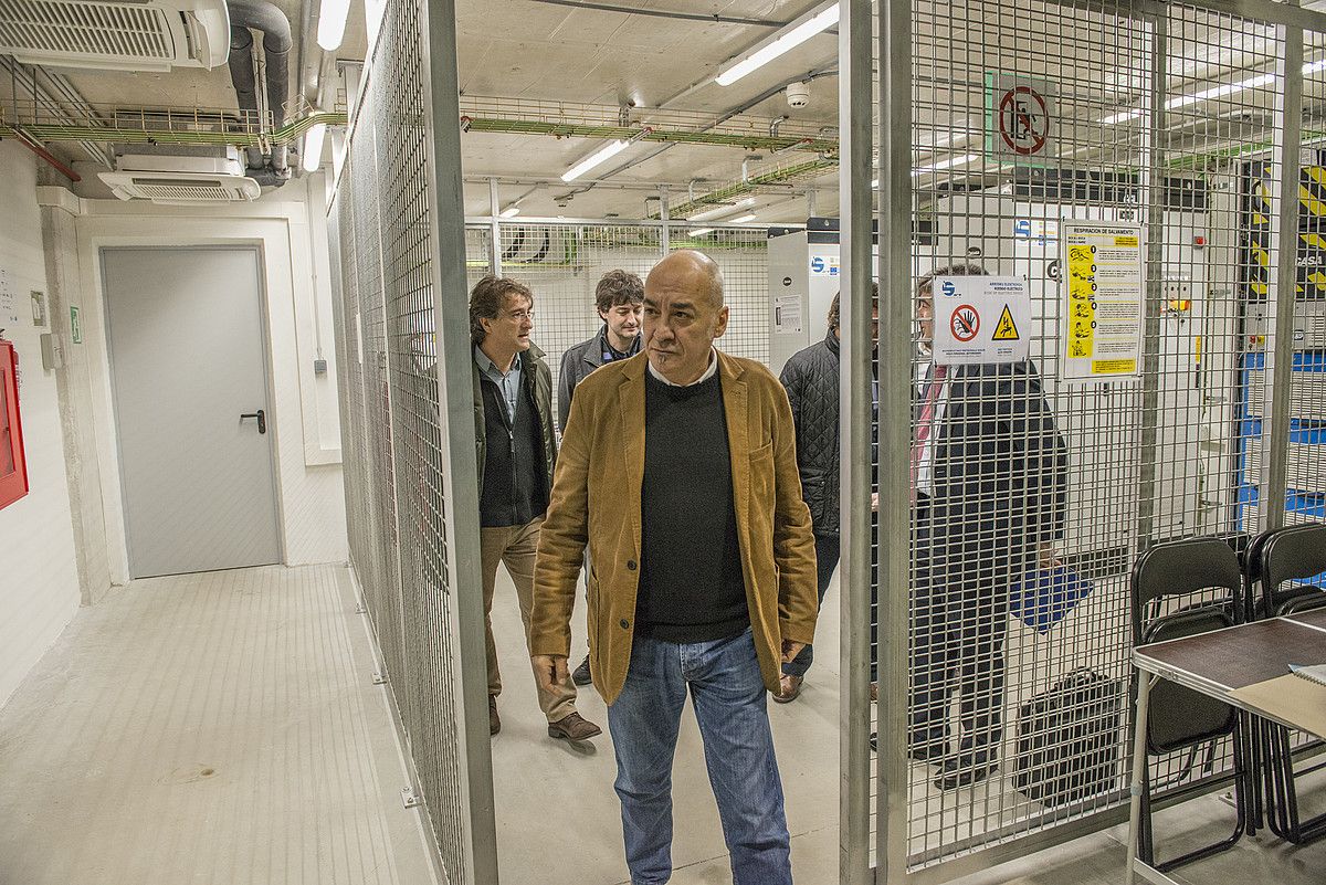 Martin Garitano i-Sare Gipuzkoako lehen mikrosare elektriko adimenduna bisitatzen. GORKA RUBIO / ARGAZKI PRESS.