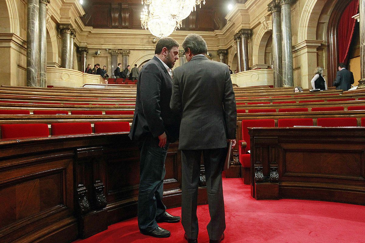 Oriol Junqueras eta Artur Mas, Kataluniako Parlamentuko bilkura bat amaitu ostean hizketan. MARTA PEREZ / EFE.