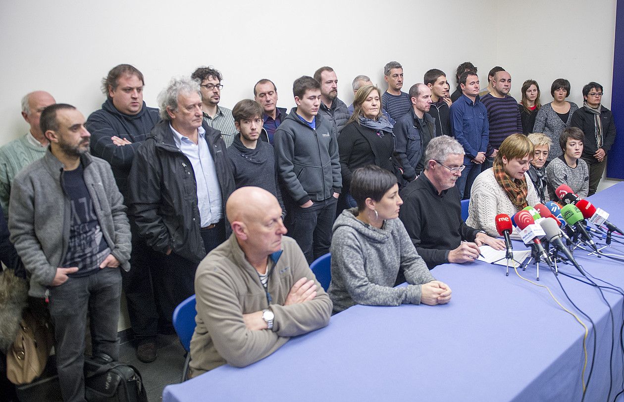 Hainbat euskal eragile, atzo, LABen Bilboko egoitzan, hedabideen aurrean larunbateko manifestaziora deitzen. MARISOL RAMIREZ / ARGAZKI PRESS.