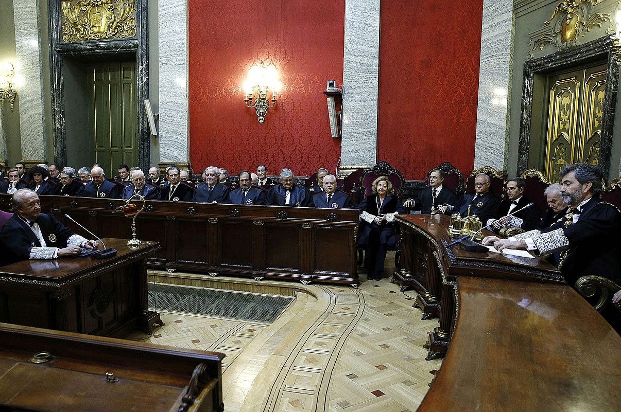 Epaileak eta agintariak, Espainiako Auzitegi Gorenak osoko bilkuretarako duen aretoan, atzo, Consuelo Madrigal Espainiako Estatuko fiskalburu izendatzeko ekitaldian. SERGIO BARRENETXEA / EFE. Epaileak eta agintariak, Espainiako Auzitegi Gorenak osoko bilkuretarako duen aretoan, atzo, Consuelo Madrigal Espainiako Estatuko fiskalburu izendatzeko ekitaldian. SERGIO BARRENETXEA / EFE.