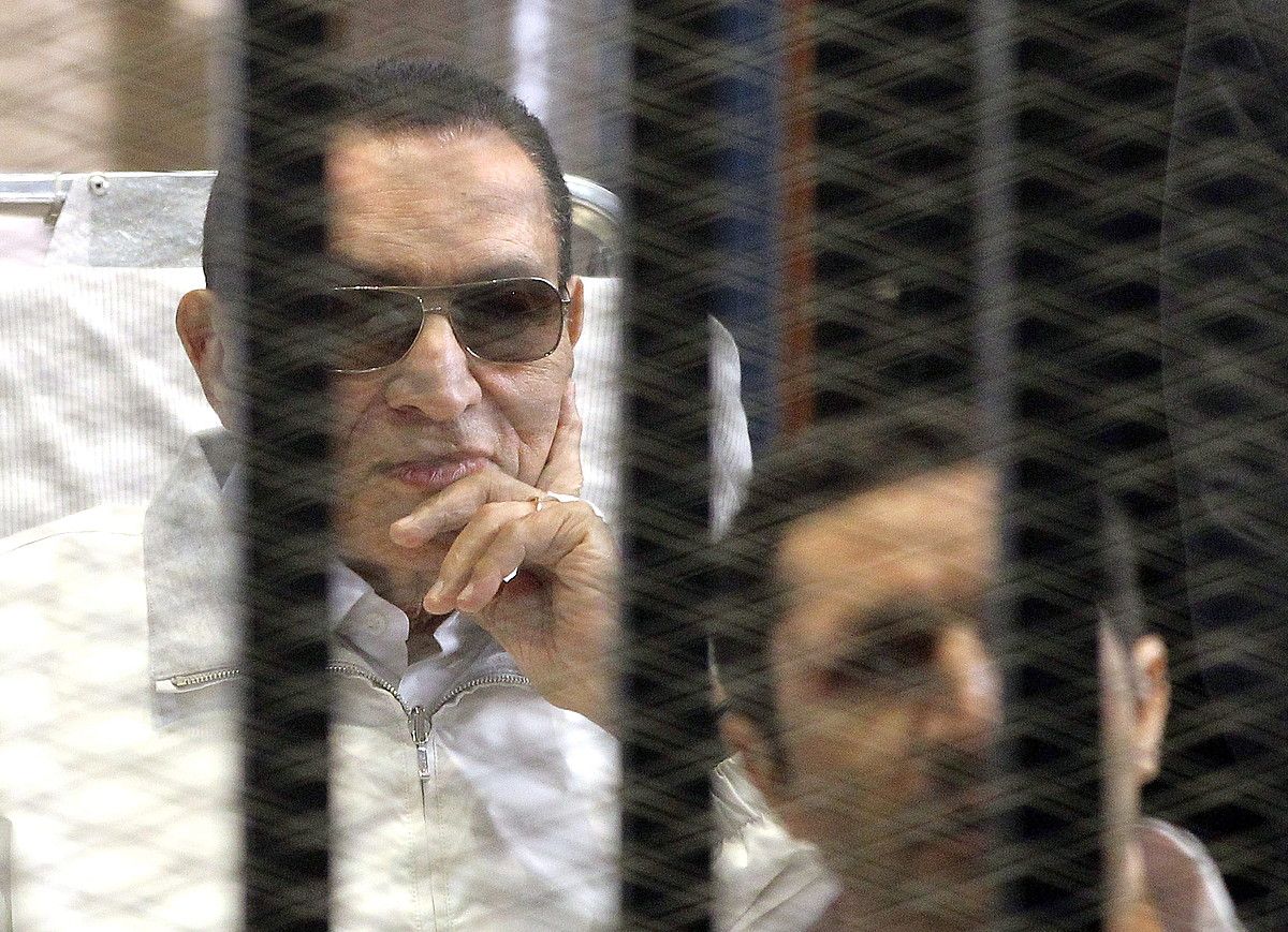 Hosni Mubarak Egiptoko presidente ohia, auzipetuta egon den epaiketetako bati adi. KHALED ELFIQI / EFE.