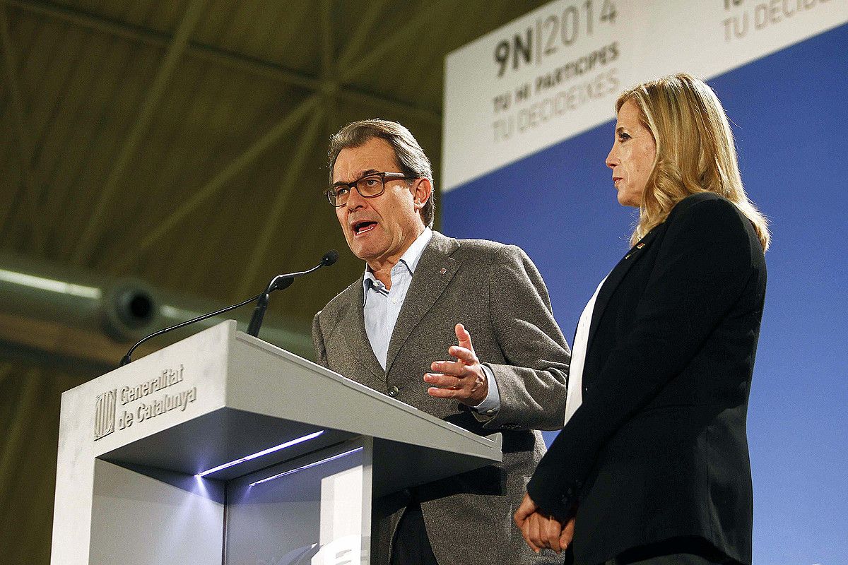 Artur Mas eta Joana Ortega, A-9ko gaueko agerraldian, prozesu parte hartzailearen lehen balorazioa egiten. MARTA PEREZ / EFE.