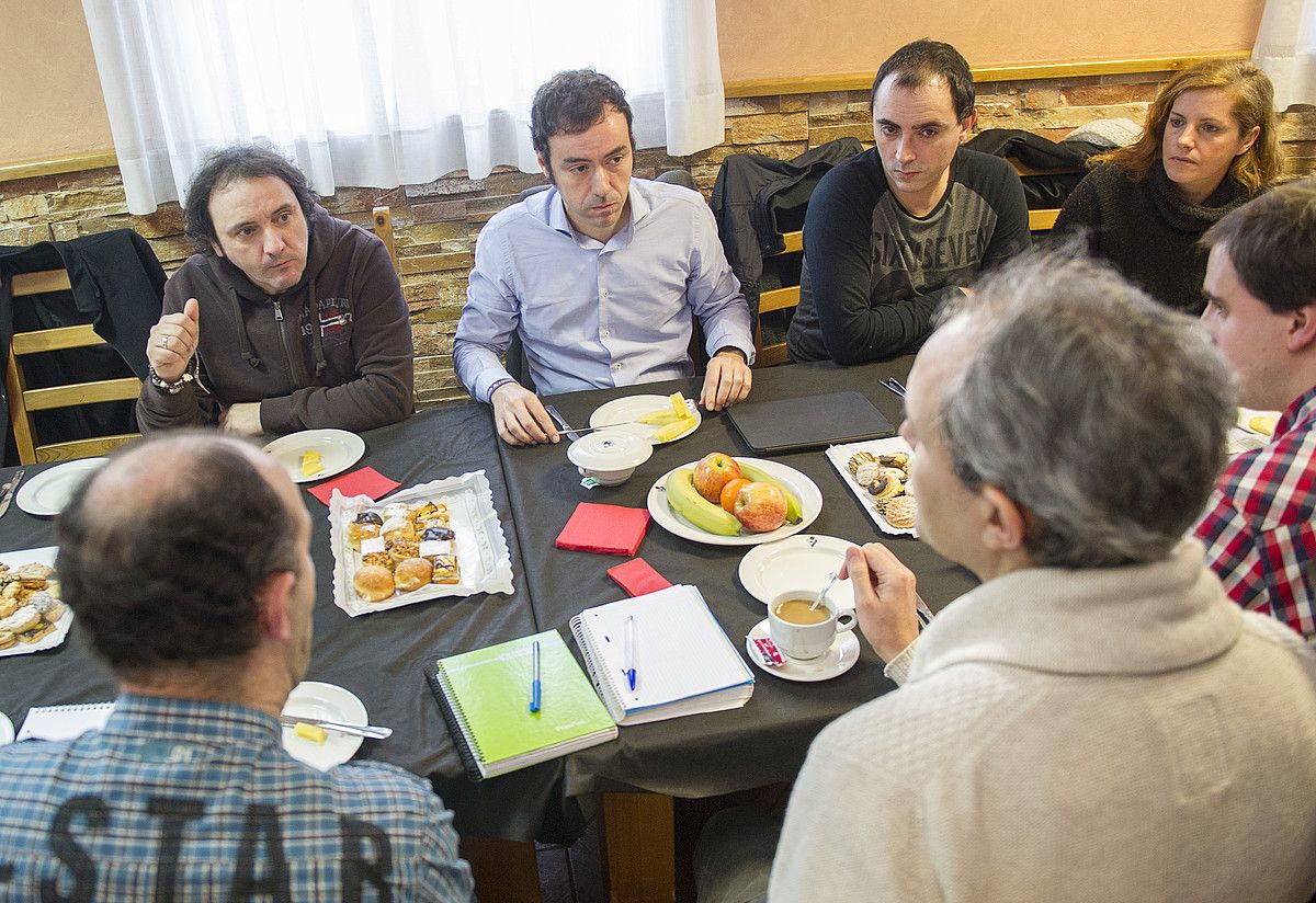 Alex Aranzabal Eibarreko presidentea, erdi-erdian, atzoko gosarian, parean hainbat kazetari dituela. MARISOL RAMIREZ / ARGAZKI PRESS.