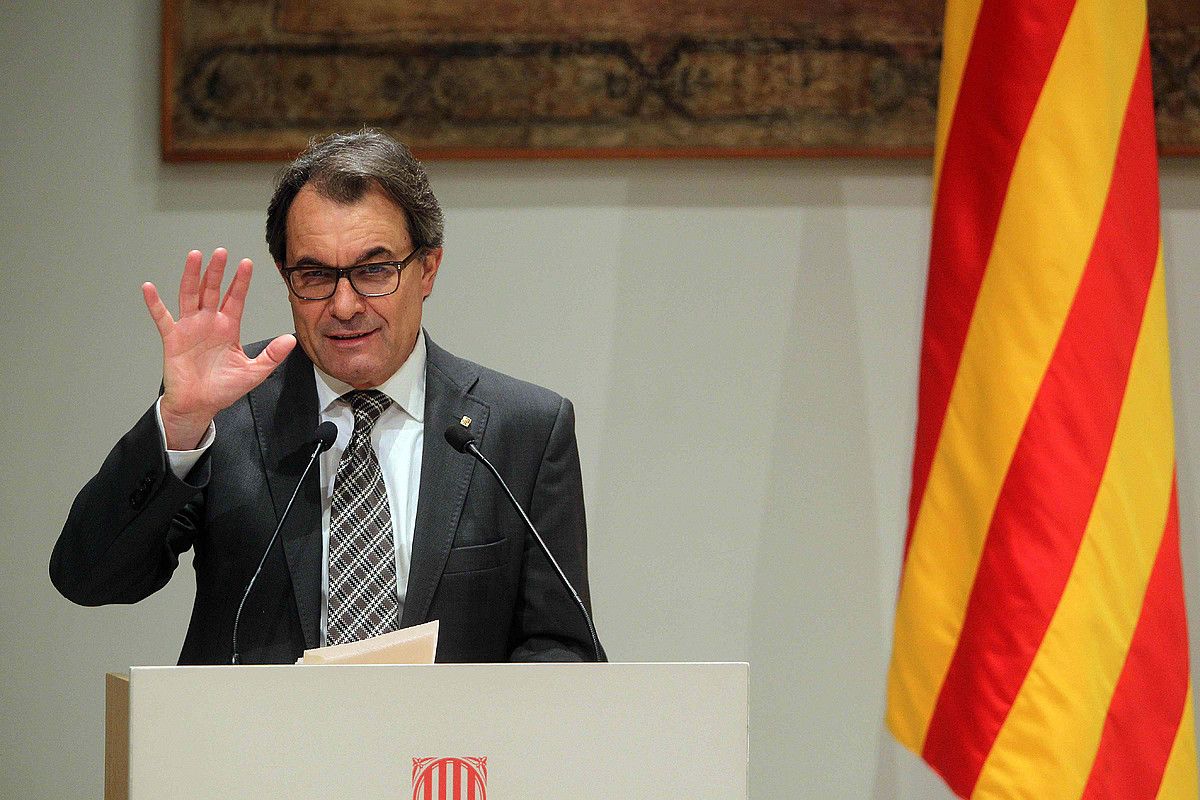 Artur Mas Kataluniako presidentea, hizlari, atzo, Bartzelonako Udalarekin hitzarmen bat izenpetu berritan. MARTA PEREZ / EFE. Artur Mas Kataluniako presidentea, hizlari, atzo, Bartzelonako Udalarekin hitzarmen bat izenpetu berritan. MARTA PEREZ / EFE.
