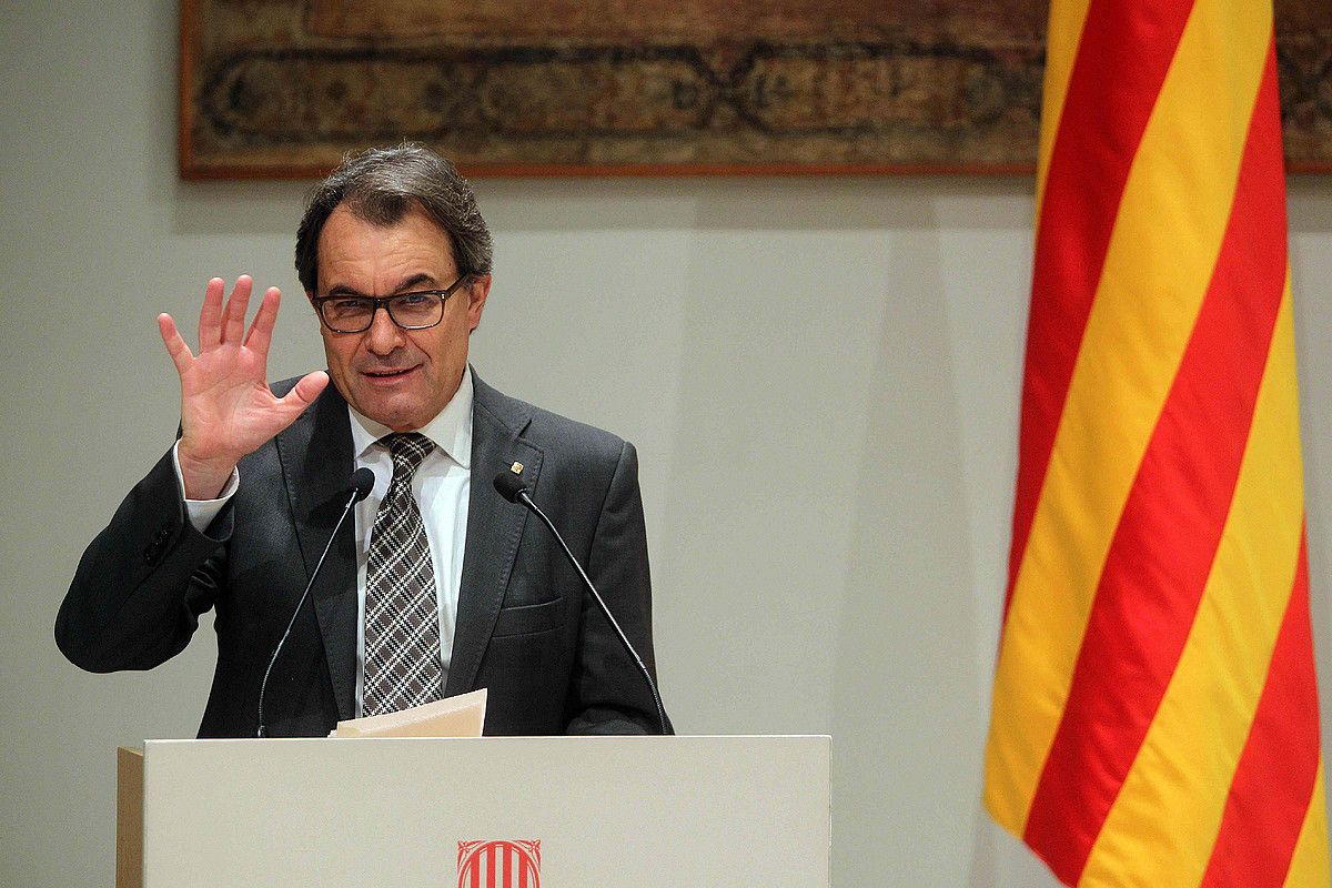 Artur Mas Kataluniako presidentea, hizlari, atzo, Bartzelonako Udalarekin hitzarmen bat izenpetu berritan. MARTA PEREZ / EFE.