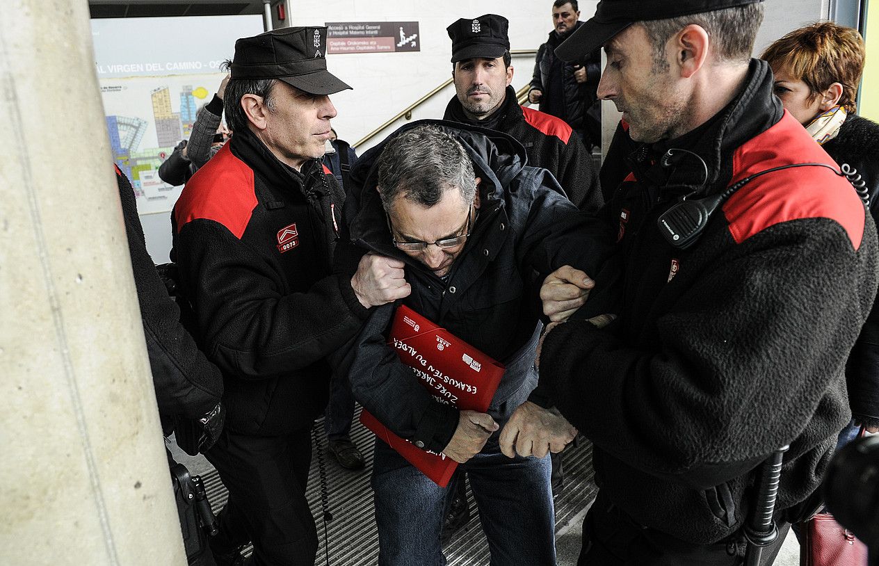 Antonio Garcia ATHENA elkarteko bozeramailea ospitaletik indarrez atera zutenekoa. JAGOBA MANTEROLA / ARGAZKI PRESS. Antonio Garcia ATHENA elkarteko bozeramailea ospitaletik indarrez atera zutenekoa. JAGOBA MANTEROLA / ARGAZKI PRESS.