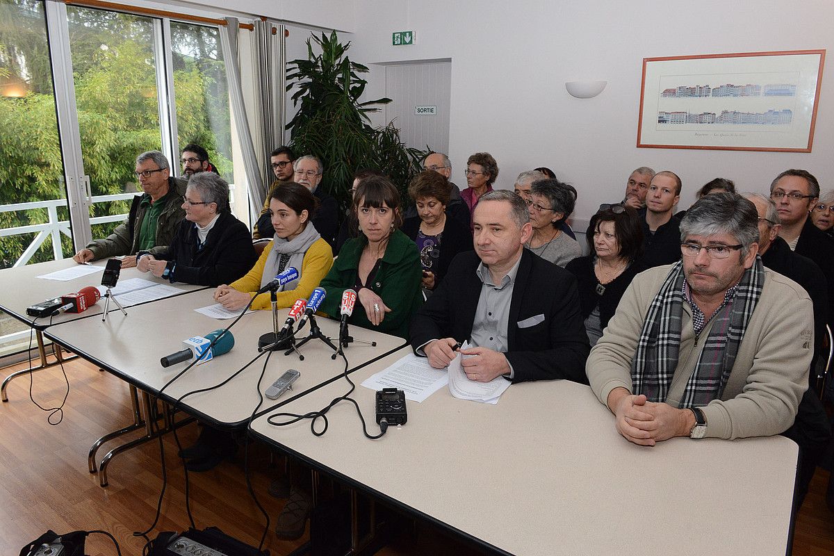 Claude Larrieu (NPA), AliceLeiziagezahar (EELV), Haizpea Abrisketa, Aurore Martin, Christophe Desprez (LDH) eta Michel Larralde (CFD), atzo, Baionan. S. SENCRISTO.