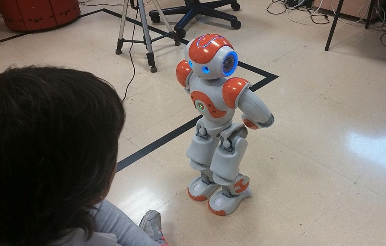 Irudian, Nao robot humanoidea; pertsona-robot elkarrekintza lantzeko darabilte EHUn. AITZOL ASTIGARRAGA.