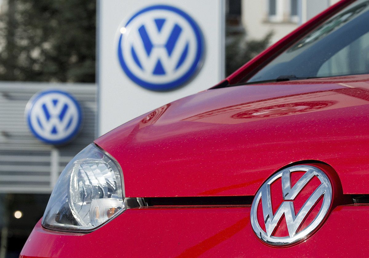 Iaz bezala, aurten ere Volkswagenek saldu ditu auto gehien Hego Euskal Herrian. JULIAN STRATENSCHULTE / EFE. Iaz bezala, aurten ere Volkswagenek saldu ditu auto gehien Hego Euskal Herrian. JULIAN STRATENSCHULTE / EFE.
