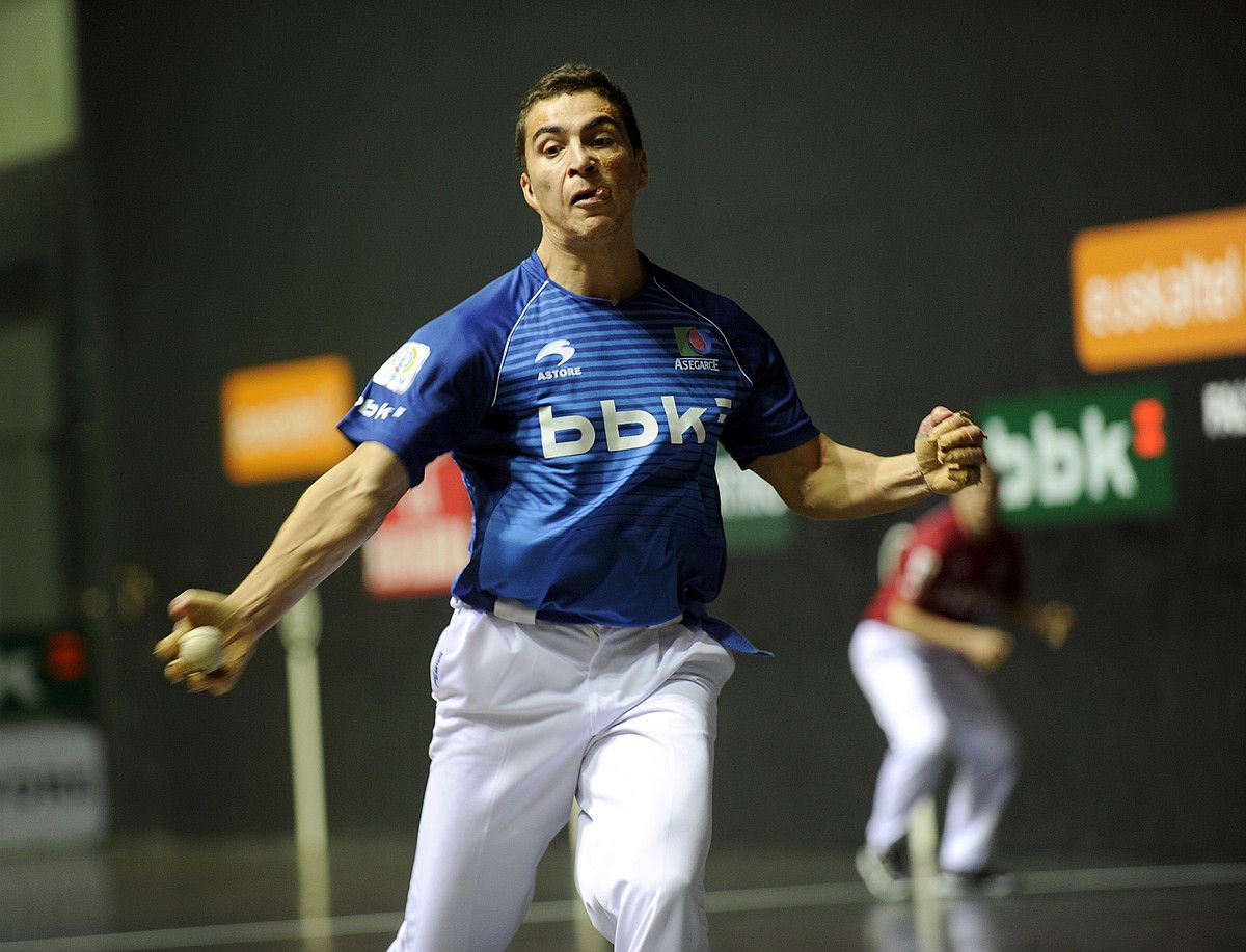 Stephane Lemuno pilota astinzten, buruz buruko partida batean. M. R. / ARP.