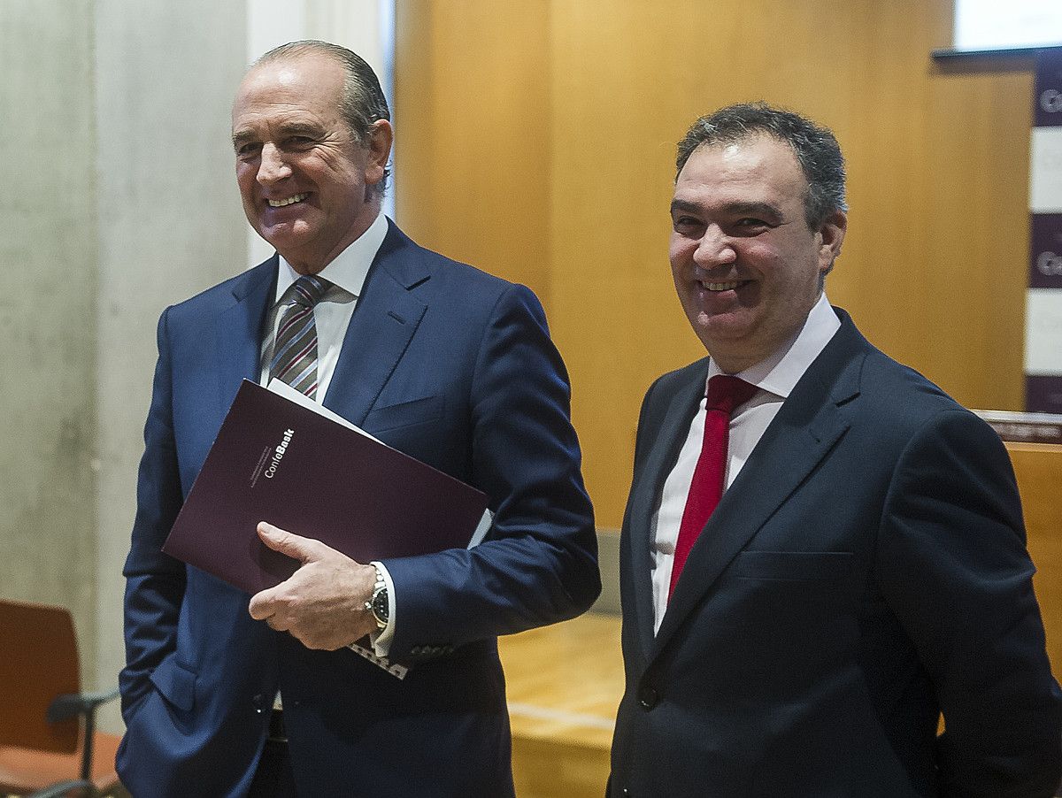 Miguel Angel Lujua eta Eduardo Aretxaga, atzo, patronalak datorren urterako dituen aurreikuspenak aurkezten. L. J. / ARP.