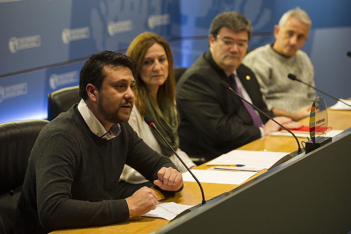 Pascual Borja ijito taldekoa, Patricia Barcena CEARekoa, Juan Mari Aburto sailburua eta Jesus Estonba Gehitukoa. M.V / ARP.