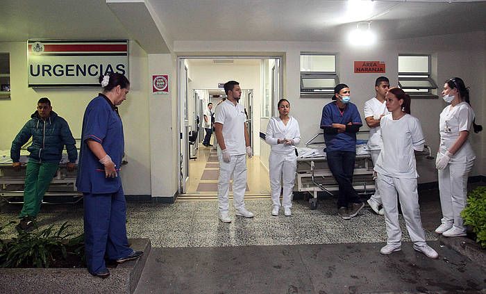 Ospitaleko langileak zaurituak iristeko zain. LUIS EDUARDO NORIEGA A. / EFE