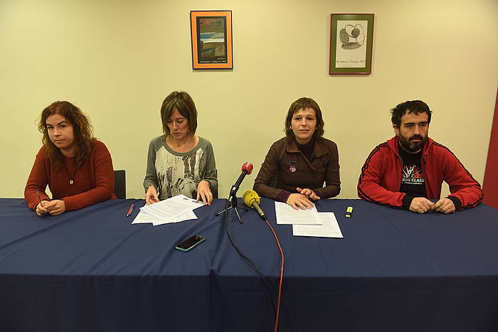 ELA eta LAB sindikatuetako ordezkariak. JON URBE / ARGAZKI PRESS