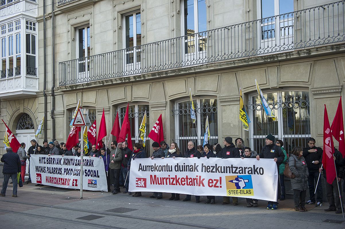 «Aurrekontu duinak» eskatu dituzte ESK eta EILAS sindikatuko kideek legebiltzarraren aurrean. JUANAN RUIZ / ARGAZKI PRESS. «Aurrekontu duinak» eskatu dituzte ESK eta EILAS sindikatuko kideek legebiltzarraren aurrean. JUANAN RUIZ / ARGAZKI PRESS.