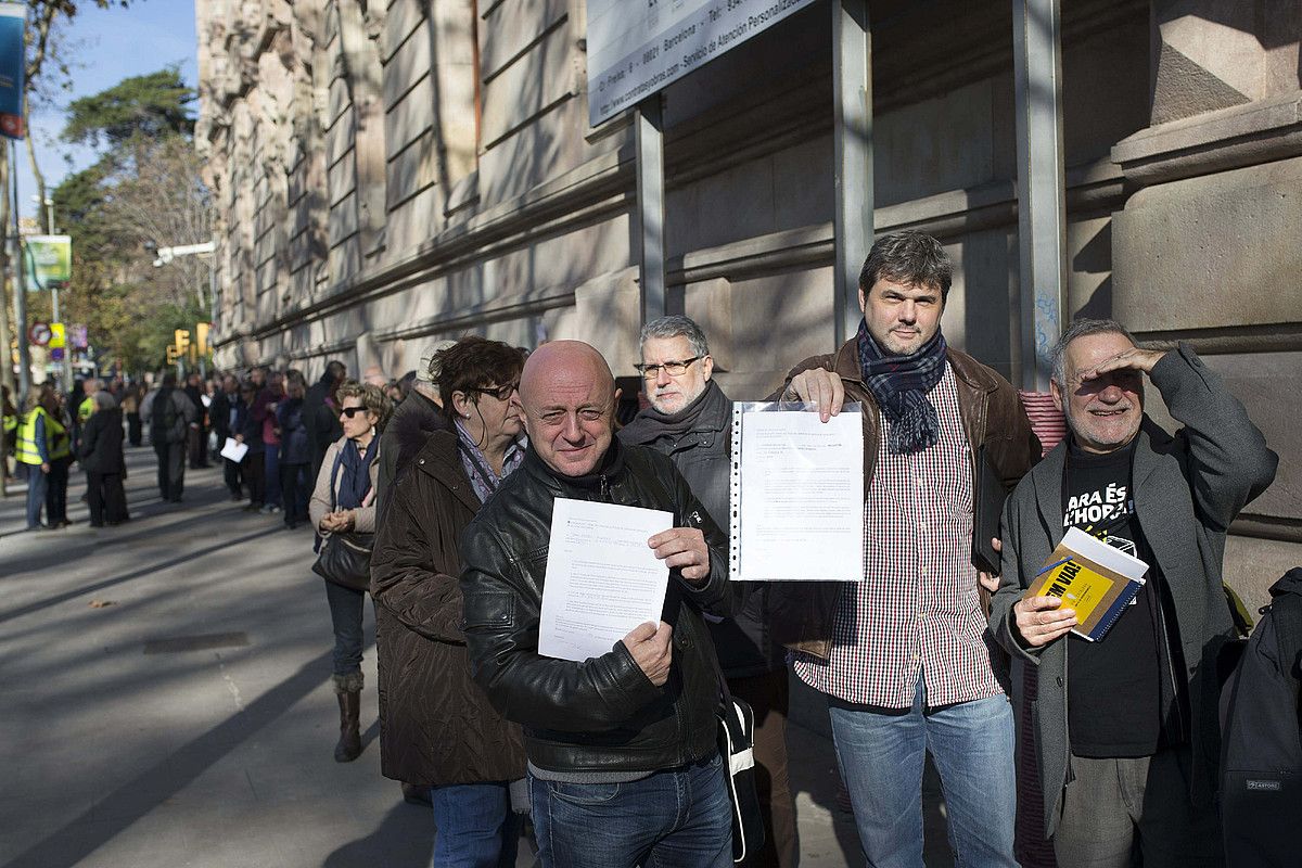 Jende ilara Kataluniako Auzitegi Nagusian, autoinkulpazio orriarekin. A. GARCIA / EFE. Jende ilara Kataluniako Auzitegi Nagusian, autoinkulpazio orriarekin. A. GARCIA / EFE.