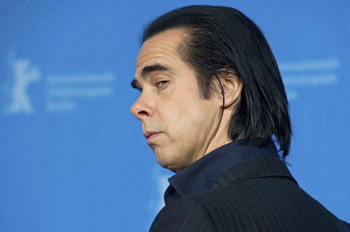 Txuma Murugarren, goian, 2010ean, B aldeko kantuak diskoa aurkeztu zuenean, eta Nick Cave, behean, iazko otsailean, Berlinalen. ANDONI CANELLADA / ARP ETA EFE.