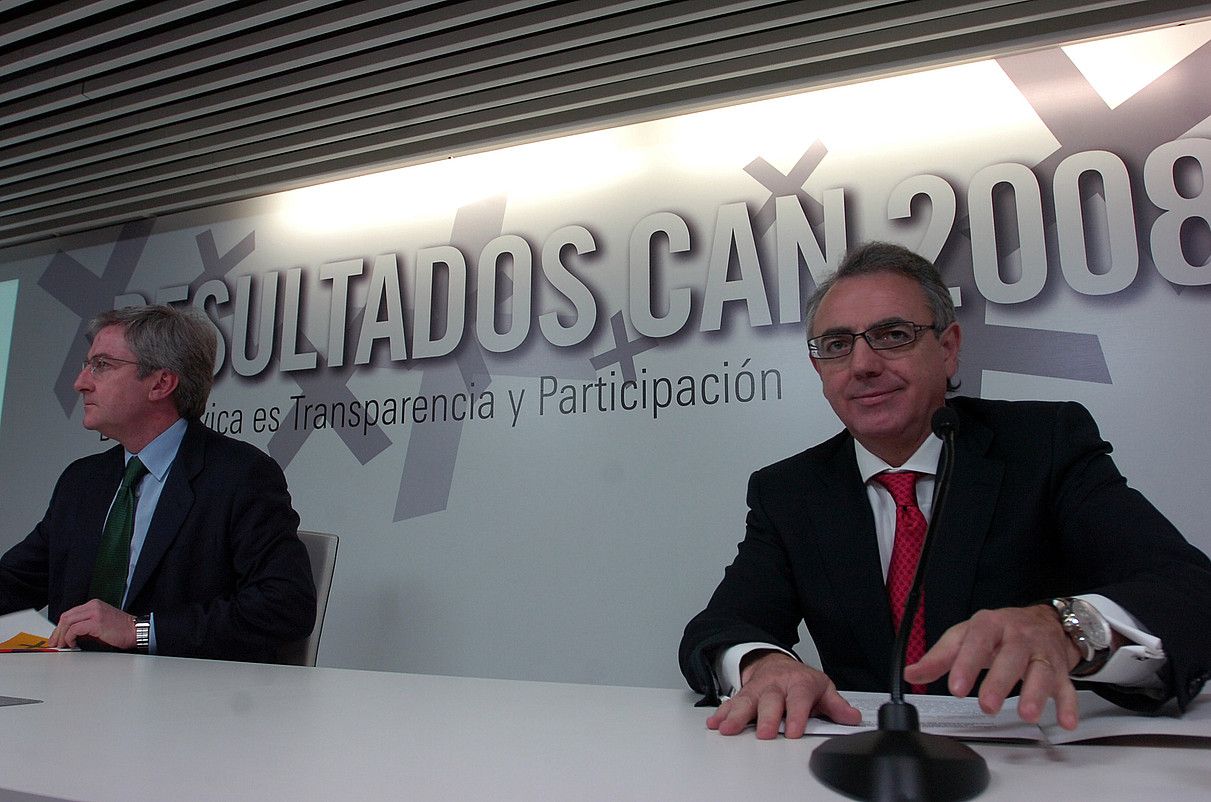 Enrique Goñi eta Miguel Sanz, 2009an, CANen emaitzak eta aurreikuspenak azaltzen. JAGOBA MANTEROLA / ARGAZKI PRESS. Enrique Goñi eta Miguel Sanz, 2009an, CANen emaitzak eta aurreikuspenak azaltzen. JAGOBA MANTEROLA / ARGAZKI PRESS.