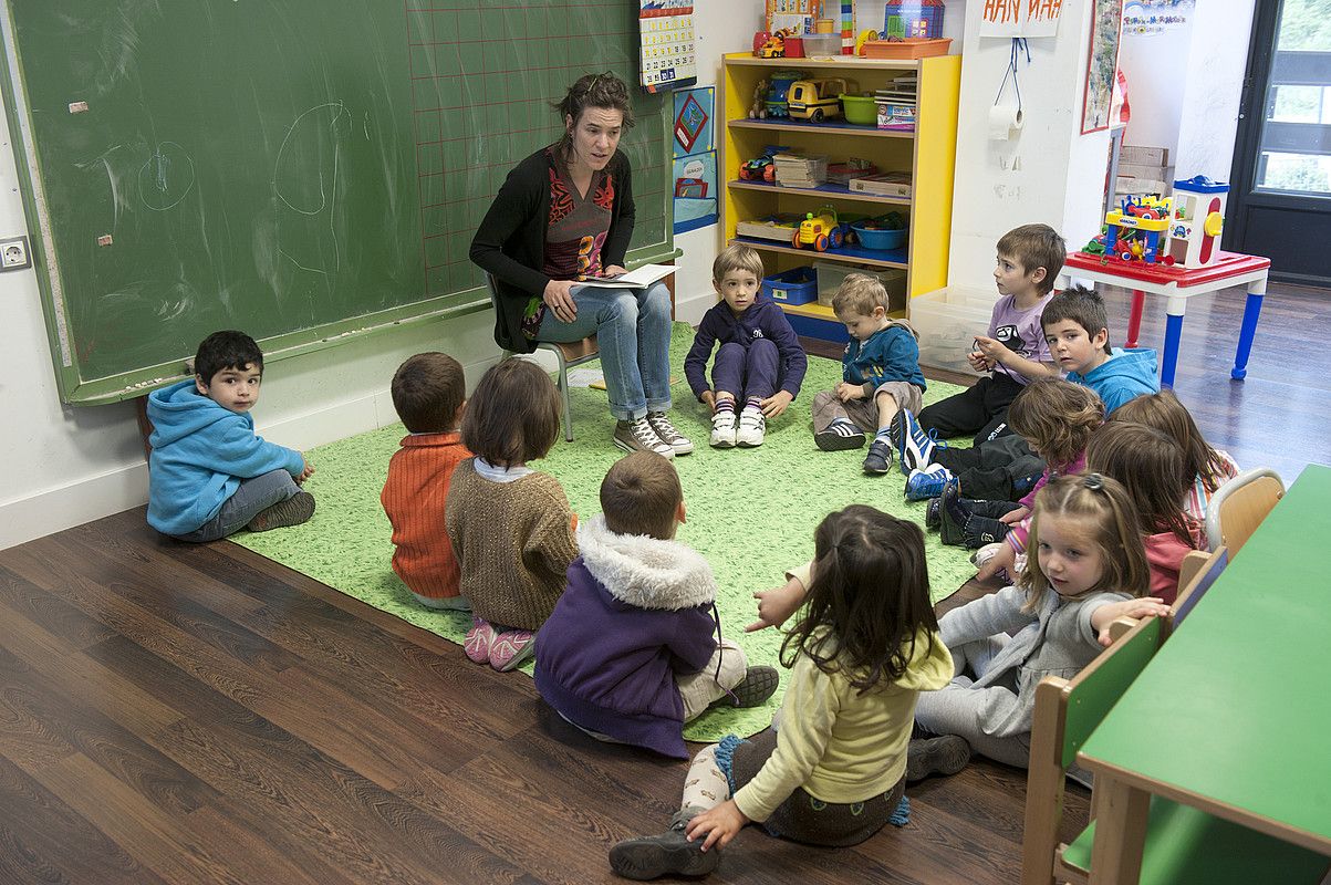 Eskola umeak, ikasgelan, irakaslearen aurrean eserita, artxiboko argazki batean. JON URBE / ARGAZKI PRESS.