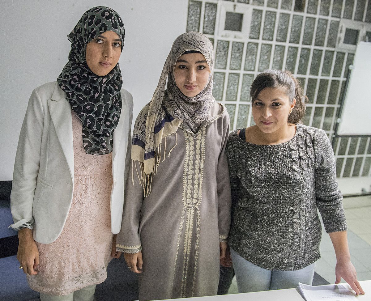 -Ezkerretik eskuinera, Amal Eissa, Hajar Samadi eta Bayan El-Idrisi. Lehenbiziko biek hijaba daramate. GORKA RUBIO / ARP. -Ezkerretik eskuinera, Amal Eissa, Hajar Samadi eta Bayan El-Idrisi. Lehenbiziko biek hijaba daramate. GORKA RUBIO / ARP.