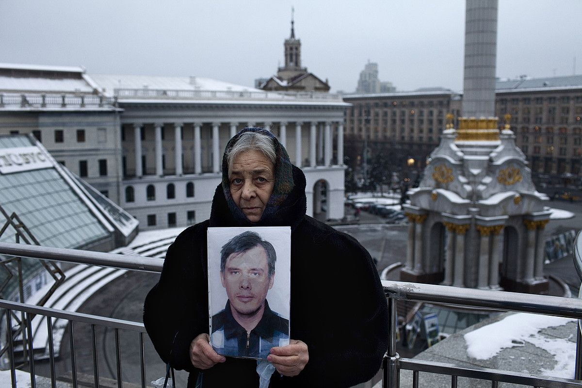 Galina Skripnikova, Kieveko Maidan plazan, Maxim semearen argazkiarekin. J.M. LOPEZ.