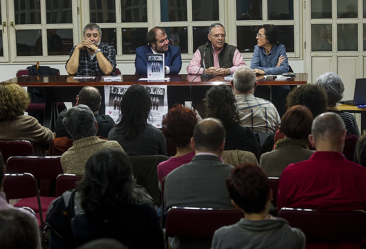 Gay, lesbiana eta transexualen eskubideen aldeko mobilizazioak ugariak izan ziren frankismoaren osteko urteetan. ARGAZKIAK: EHGAM ETA ALDARTE. Gay, lesbiana eta transexualen eskubideen aldeko mobilizazioak ugariak izan ziren frankismoaren osteko urteetan. ARGAZKIAK: EHGAM ETA ALDARTE.