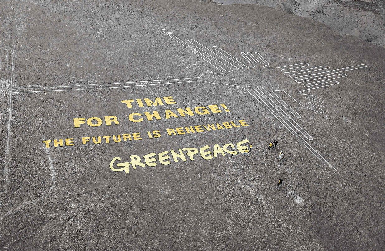 Nazcako lerroetan, gizateriaren ondare izendatutako geoglifoetan, Greenpeacek abenduaren 8an egindako protesta. Peruko Gobernuak salaketa bat jarri du ekintzaileen aurka. GREENPEACE.