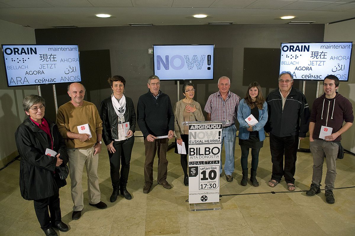 Sareko kideak, atzo, euskal kulturako hainbat kiderekin batera, Donostian. JUAN CARLOS RUIZ / ARP.