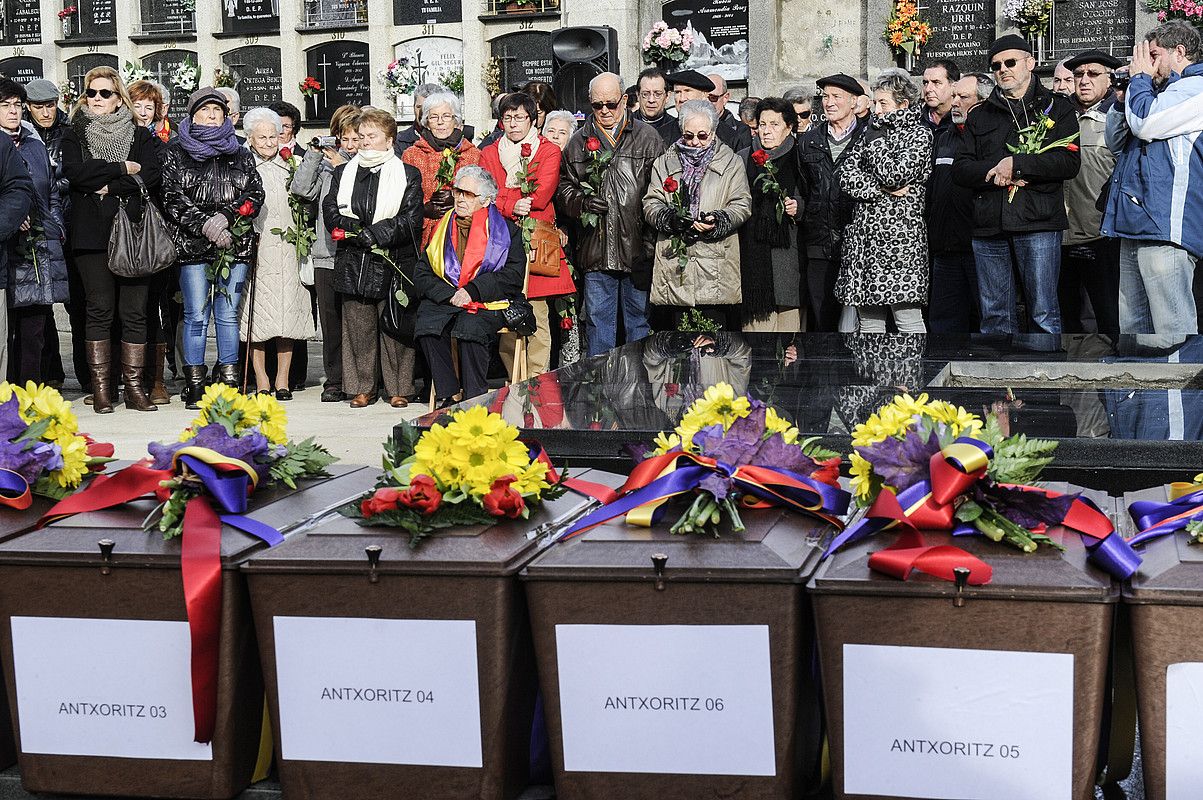 Fusilatutako senidea aurkitu ez duten pertsonek sartu zituzten gorpuzkiak panteoian. JAGOBA MANTEROLA / ARGAZKI PRESS. Fusilatutako senidea aurkitu ez duten pertsonek sartu zituzten gorpuzkiak panteoian. JAGOBA MANTEROLA / ARGAZKI PRESS.
