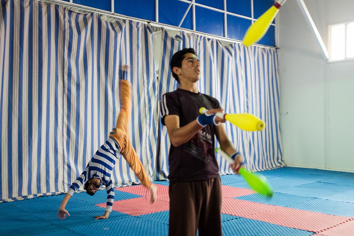 Zaatariko eremuko errefuxiatuak, zirku eskolako ikasleen emanaldia ikustera sartzeko zain. JAVI JULIO / NERVIO FOTO.