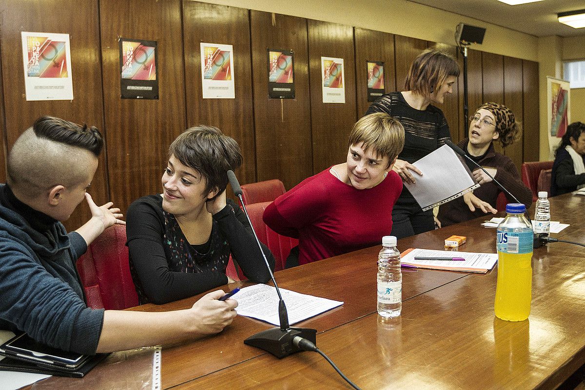 Josebe Iturriotz, Saioa Iraola, Ainhoa Etxaide, Miren Aranguren —moderatzailea— eta Jule Goikoetxea, atzo, mahai ingurua hasi aurretik. ARITZ LOIOLA / ARGAZKI PRESS.