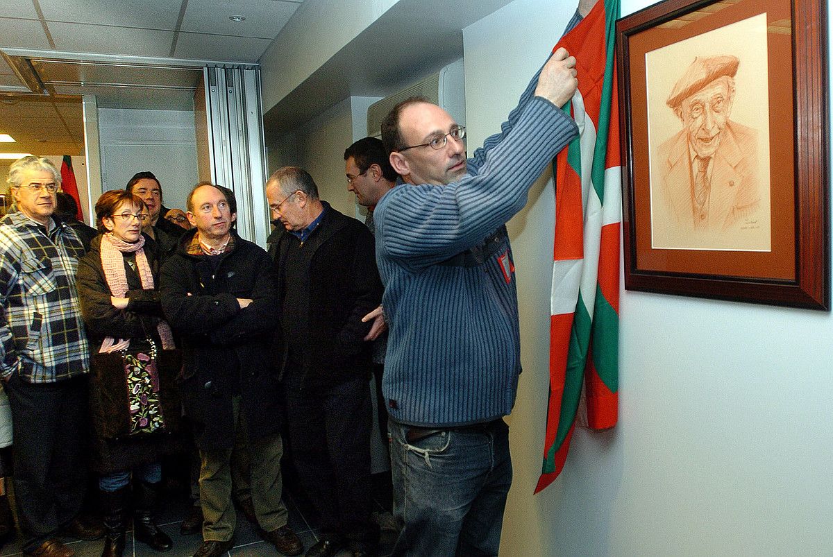 Jean Noel Etxeberri Txetx, Manu Robles Arangiz Fundazioaren inaugurazioan, 2006ko urtarrilean. BOB EDME.