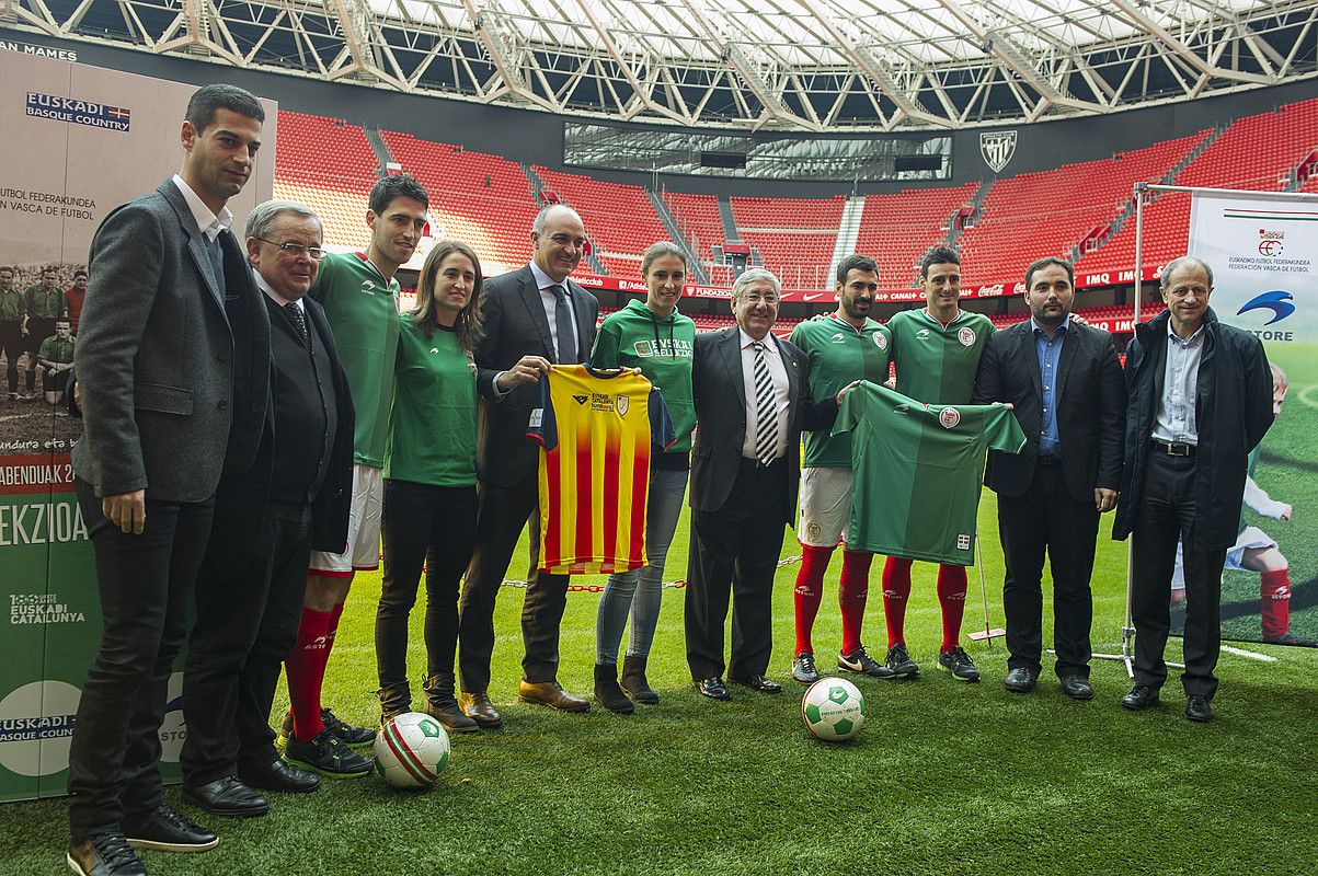 Euskadi eta Kataluniako federazioetako ordezkariak, bi selekzioetako hautatzaileak, euskal selekzioko zenbait jokalari eta Jon Redondo, San Mamesen. M. D. V. / ARP.