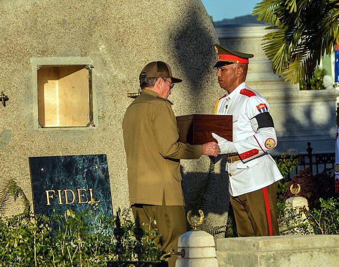 Raul Castro, bere anaia Fidelen errautsak Santa Ifigeniako hilerrian uzten. MARCELINO VAZQUEZ / EFE