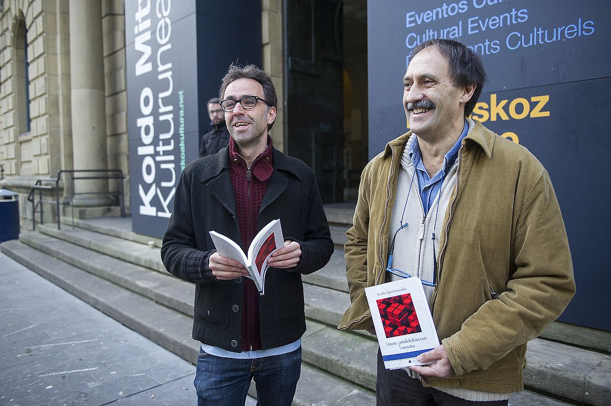 Harkaitz Cano eta Joxemari Iturralde, atzo, Donostian, liburua aurkeztu aurretik. JON URBE / ARGAZKI PRESS.