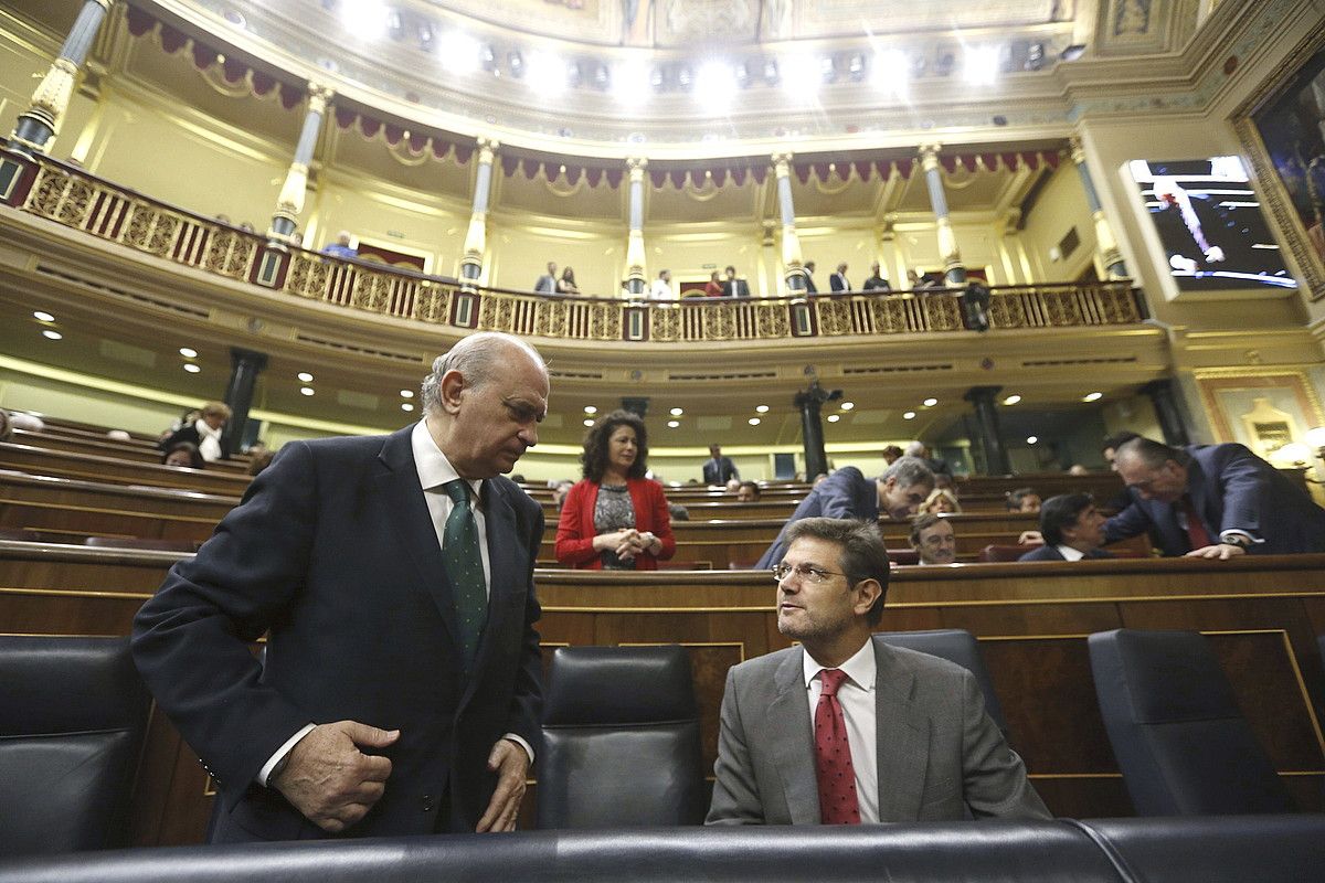 Jorge Fernandez Diaz Espainiako Barne ministroa eta Rafael Catala Justiziakoa, Kongresuan. JAVIER LIZON / EFE.