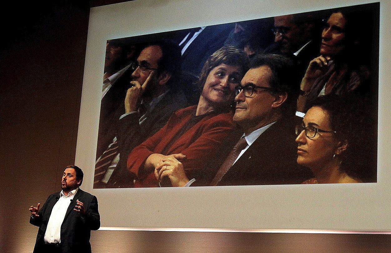 Bi mila lagun baino gehiago bildu ziren atzo Bartzelonako Kongresuen Jauregian, tartean zen Mas presidentea. TONI GARRIGA / EFE. Bi mila lagun baino gehiago bildu ziren atzo Bartzelonako Kongresuen Jauregian, tartean zen Mas presidentea. TONI GARRIGA / EFE.
