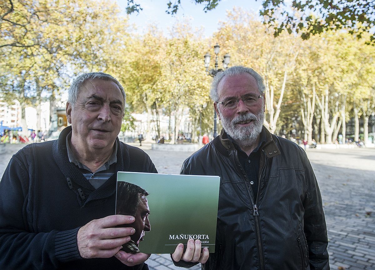 Gregorio Larrañaga Mañukorta eta Xabier Amuriza, atzo, Bilbon, liburua aurkeztu aurretik. LUIS JAUREGIALTZO / ARP.