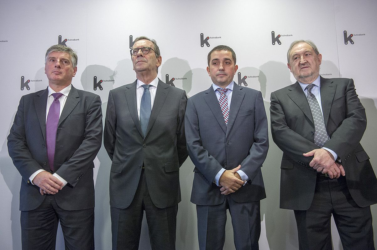 Ezkerretik hasita, Xabier Iturbe (Kutxa), Gregorio Billalabeitia (Kutxabank), Xabier Sagredo (BBK), eta Fernando Arangiz (Vital Kutxa). MARISOL RAMIREZ / ARGAZKI PRESS.