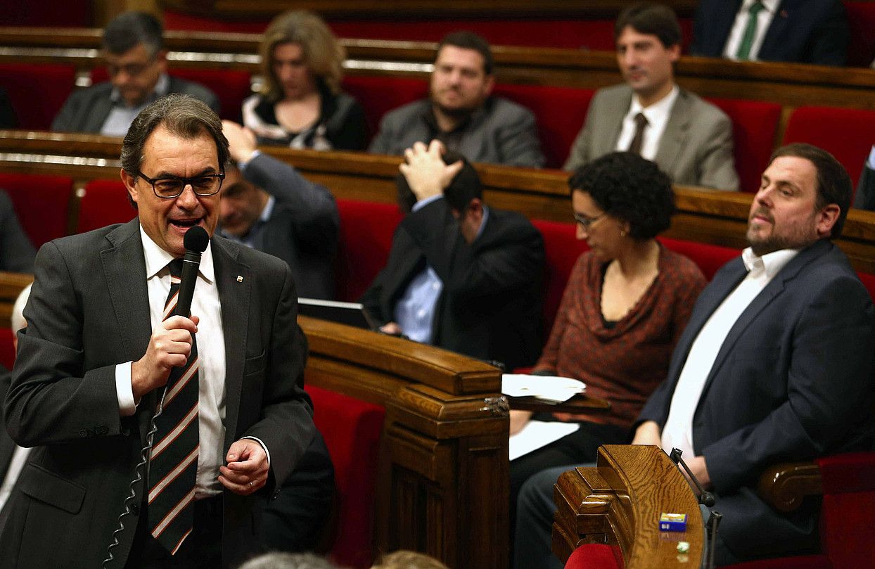 Kataluniako alderdi nagusietako buruek atzo parlamentuko kontrol saioan egin zuten topo. Irudian, ERCko diputatuak Artur Masi entzuten. TONI ALBIR / EFE.