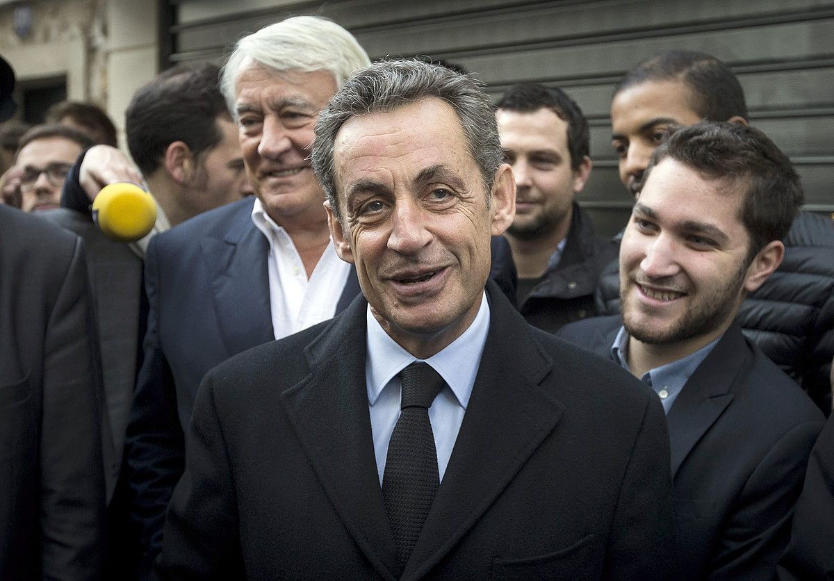 Nicolas Sarkozy, gertukoez inguratuta, alderdiko presidentea hautatzeko botoa eman aurretik. I. LANGSDON / EFE.