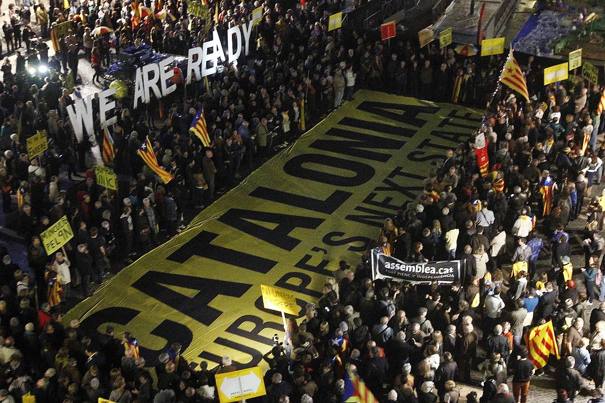 Kereilaren kontrako protesta, herenegun, Sant Jaume plazan. MARTA PEREZ / EFE. Kereilaren kontrako protesta, herenegun, Sant Jaume plazan. MARTA PEREZ / EFE.
