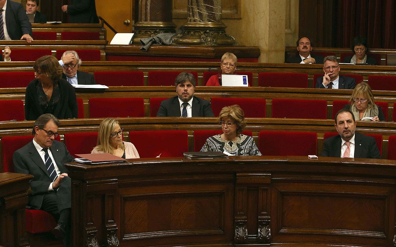 Artur Mas, Joana Ortega eta Irene Rigau, Kataluniako Parlamentuan. TONI ALBIR / EFE. Artur Mas, Joana Ortega eta Irene Rigau, Kataluniako Parlamentuan. TONI ALBIR / EFE.