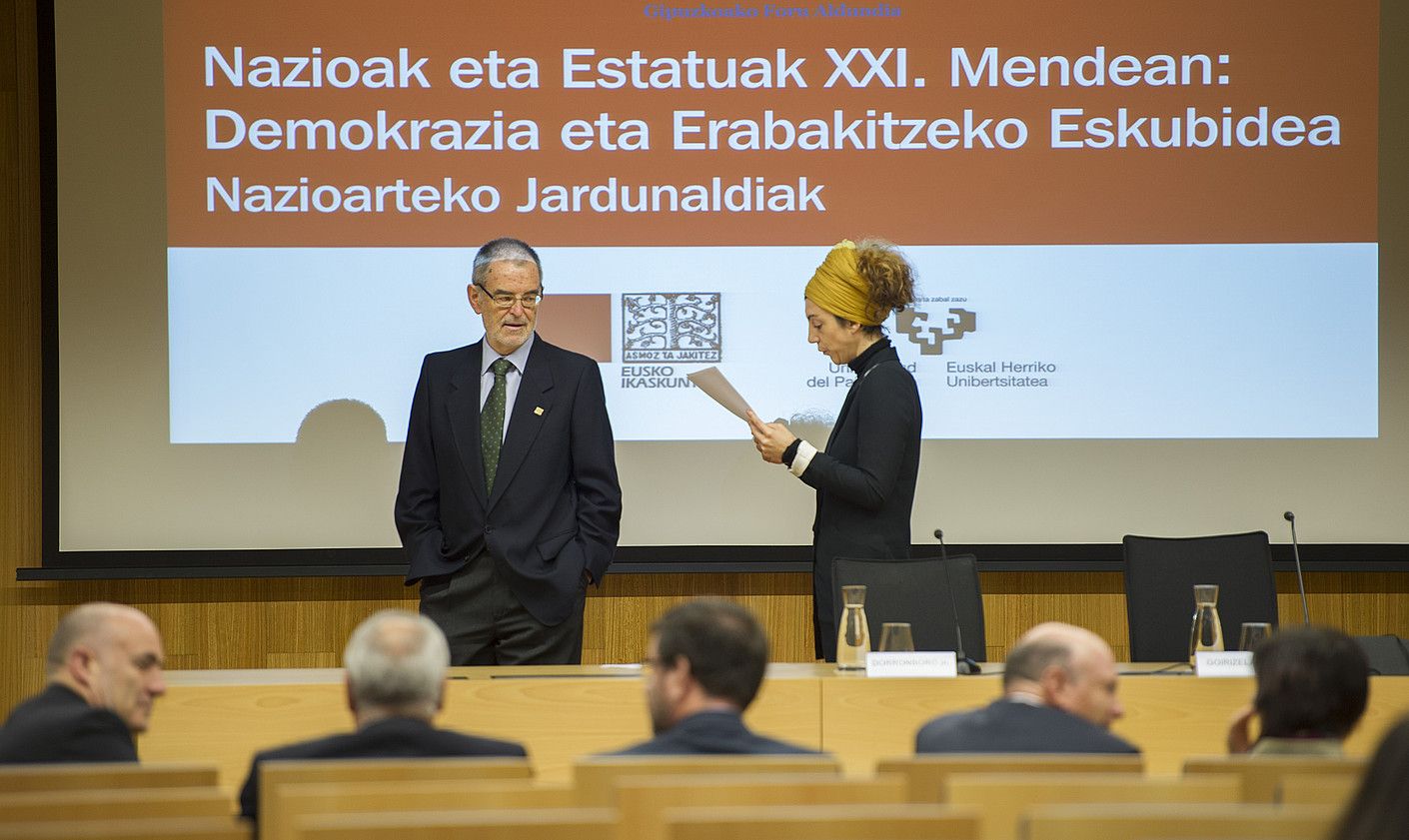 Iñaki Dorronsoro eta Jule Goikoetxea, atzo, Donostian, jardunaldien aurkezpenean. ANDONI CANELLADA / ARGAZKI PRESS. Iñaki Dorronsoro eta Jule Goikoetxea, atzo, Donostian, jardunaldien aurkezpenean. ANDONI CANELLADA / ARGAZKI PRESS.