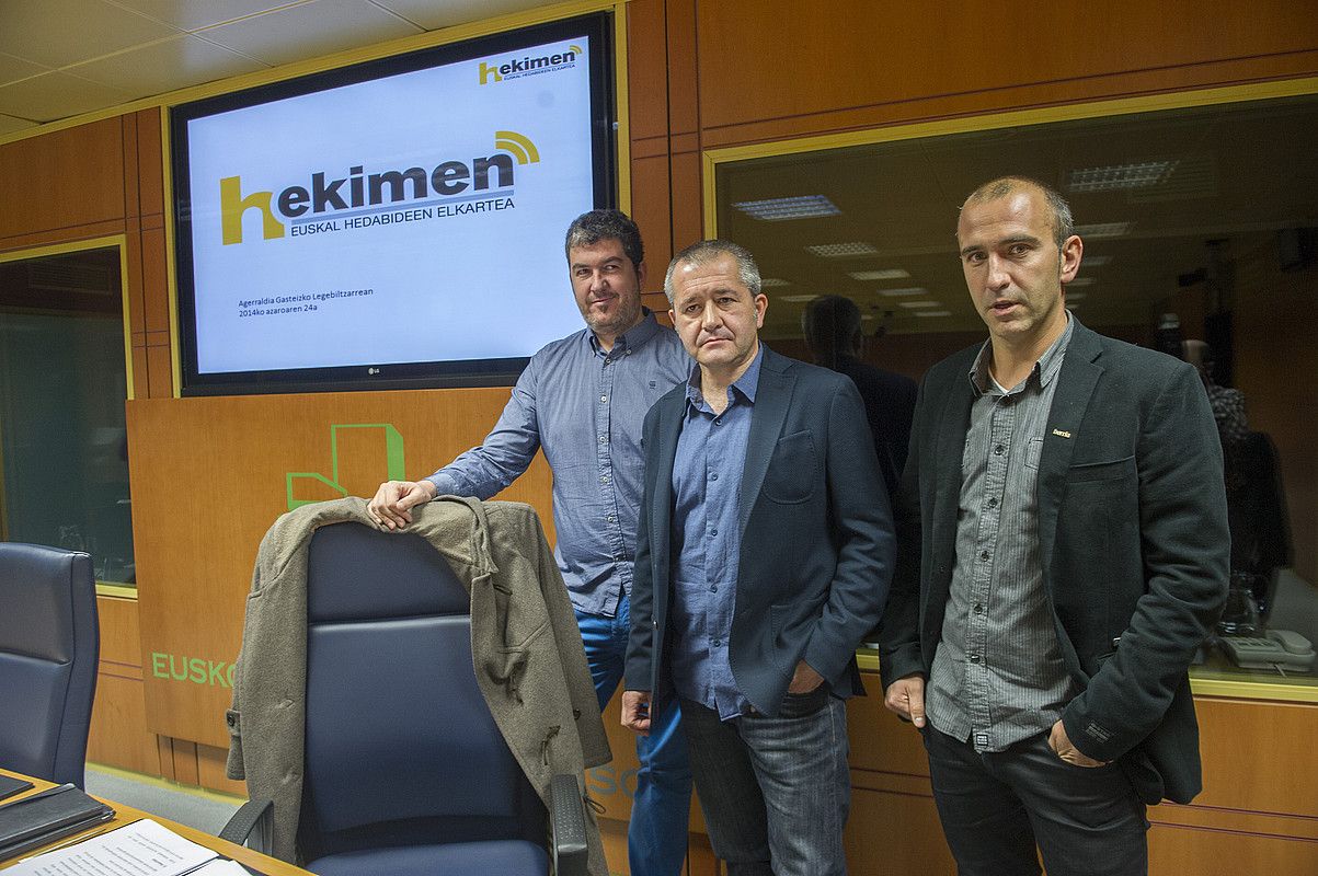 Iban Arantzabal, Alberto Barandiaran eta Iban Arregi, legebiltzarreko agerraldiaren aurretik. JUANAN RUIZ / ARGAZKI PRESS. Iban Arantzabal, Alberto Barandiaran eta Iban Arregi, legebiltzarreko agerraldiaren aurretik. JUANAN RUIZ / ARGAZKI PRESS.