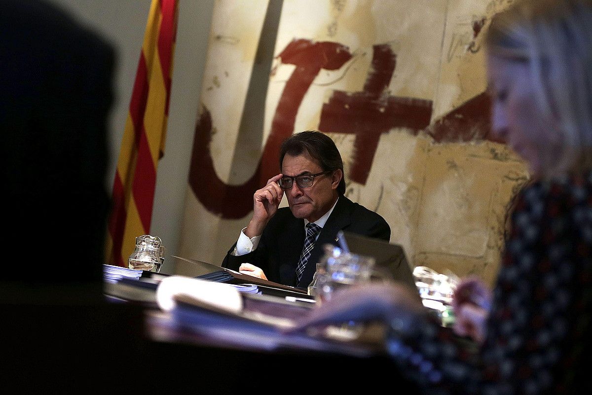 Artur Mas, pentsakor, Generalitatearen asteroko bileran, herenegun. A. ESTEVEZ / EFE.