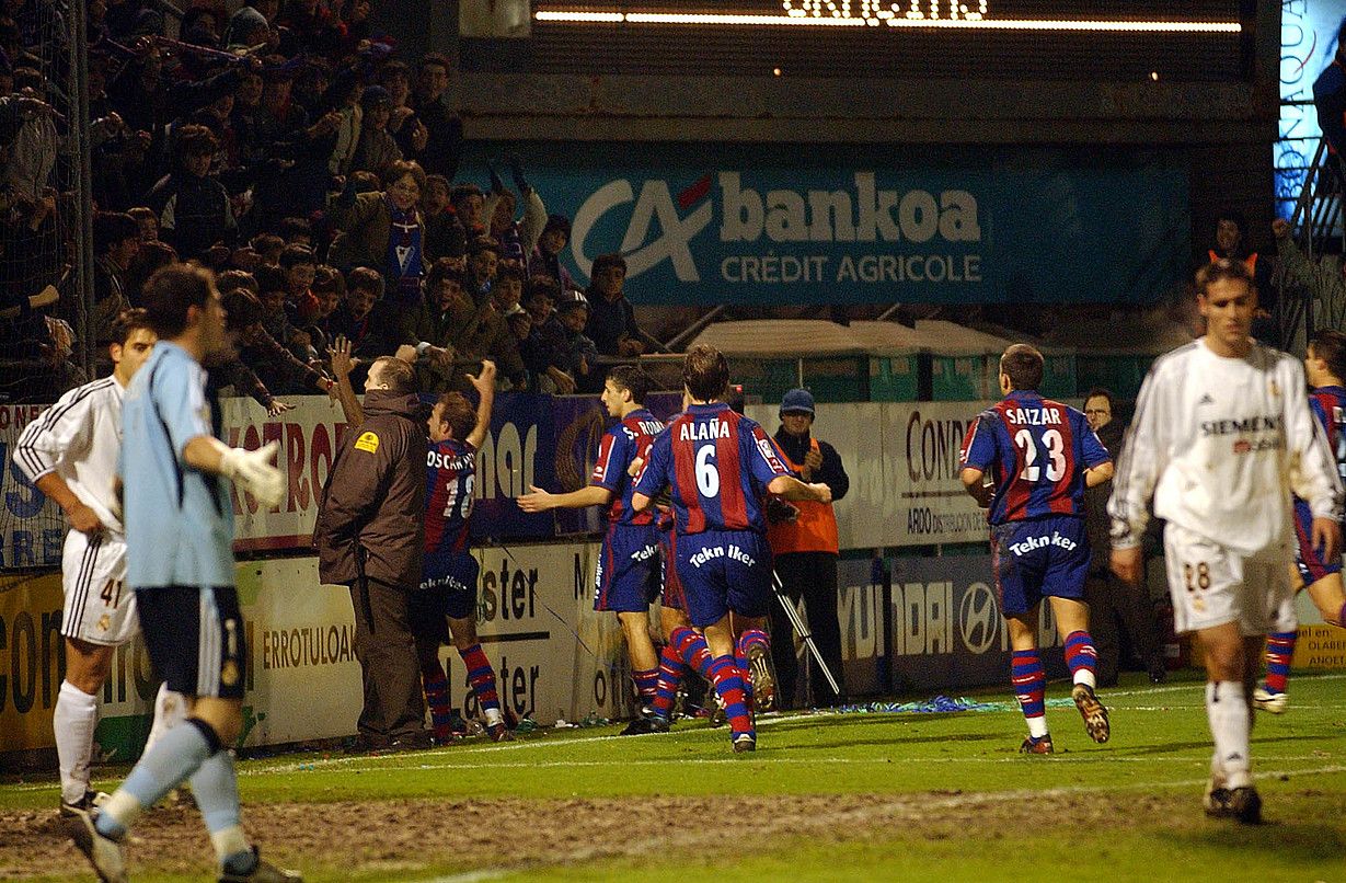 Eibarreko jokalariak, Roberto Cuevasek Real Madrili sartutako gola ospatzen. 2004ko urtarrilaren 7an jokatu zen partida hura, Ipuruan, Kopan. JON HERNAEZ / ARP. Eibarreko jokalariak, Roberto Cuevasek Real Madrili sartutako gola ospatzen. 2004ko urtarrilaren 7an jokatu zen partida hura, Ipuruan, Kopan. JON HERNAEZ / ARP.
