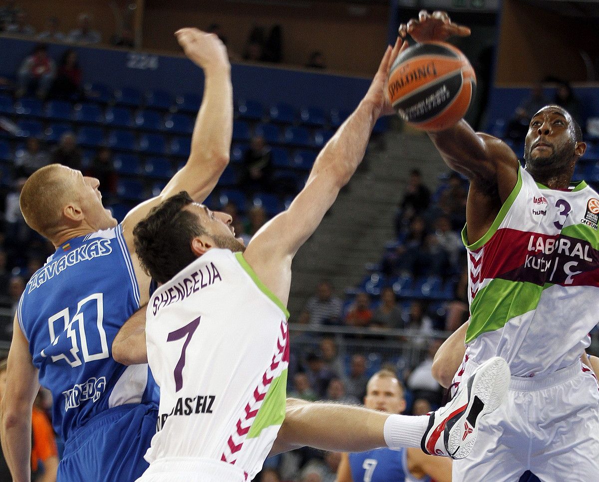 DJ White eta Tornike Xengelia, Donatas Zavackas Neptunasekoarekin lehian. DAVID AGUILAR / EFE.