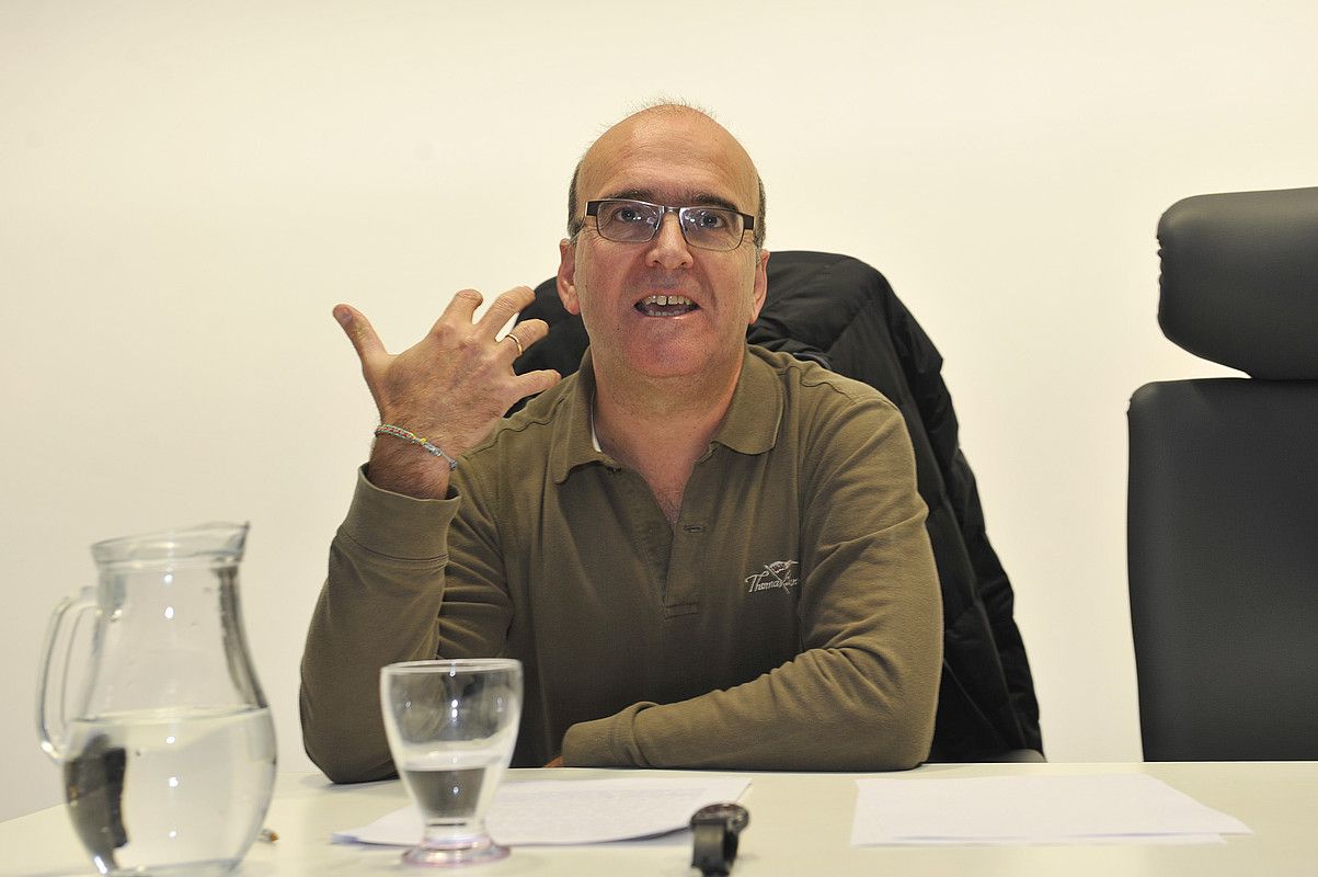 Aingeru Epaltza idazlea, Barañaingo liburutegian hitzaldia ematen. IDOIA ZABALETA / ARGAZKI PRESS. Aingeru Epaltza idazlea, Barañaingo liburutegian hitzaldia ematen. IDOIA ZABALETA / ARGAZKI PRESS.